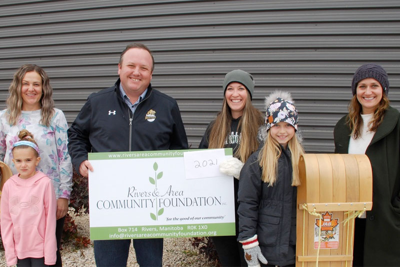 members Andrea Rothnie, Aria Rothnie, Corynne Hutton, Lucy Hutton and Kristy Agnew received their grant from RACF Director Aaron Tycoles.
