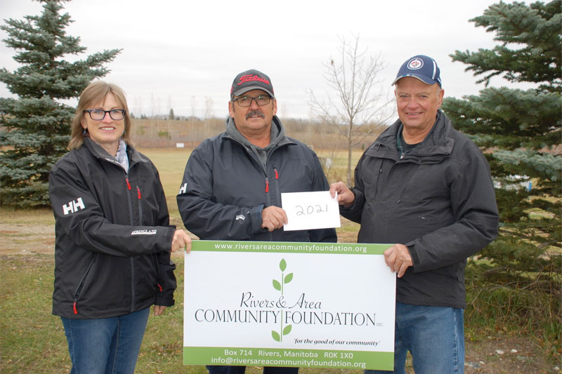 Janice Worth and Jeff Worth received funds on behalf of their group from RACF Director & Treasurer Rod Veitch.